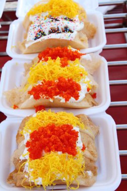 Gevrek gözleme sokak gıda lezzetlidir