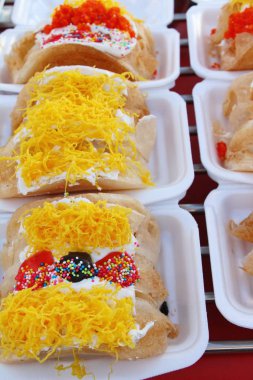 Gevrek gözleme sokak gıda lezzetlidir