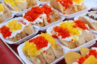 Gevrek gözleme sokak gıda lezzetlidir