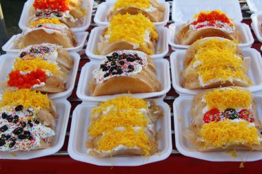 Gevrek gözleme sokak gıda lezzetlidir