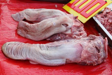 pazarda yemek pişirmek için çiğ domuz dil