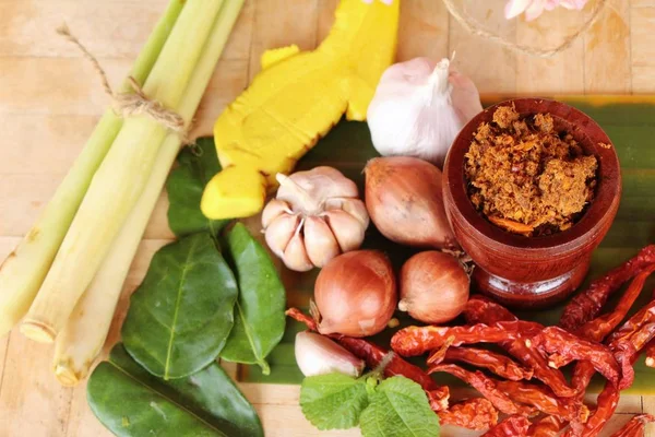 Chili Yapıştır acılı baharatlarla lezzetlidir