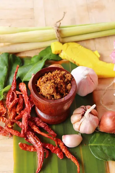 Chili Yapıştır acılı baharatlarla lezzetlidir