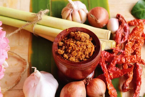 Chili Yapıştır acılı baharatlarla lezzetlidir