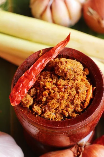 Chili Yapıştır acılı baharatlarla lezzetlidir