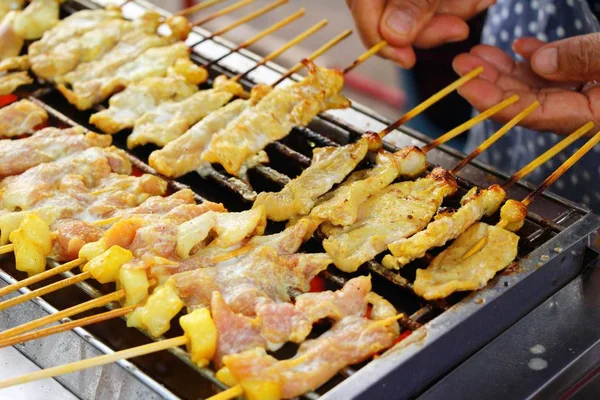 Satay de cerdo a la parrilla en la estufa, comida callejera — Foto de Stock