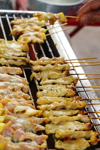 Izgara domuz eti satay Ocak, sokak gıda