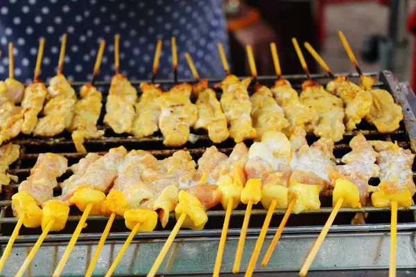 Satay de cerdo a la parrilla en la estufa, comida callejera — Foto de Stock