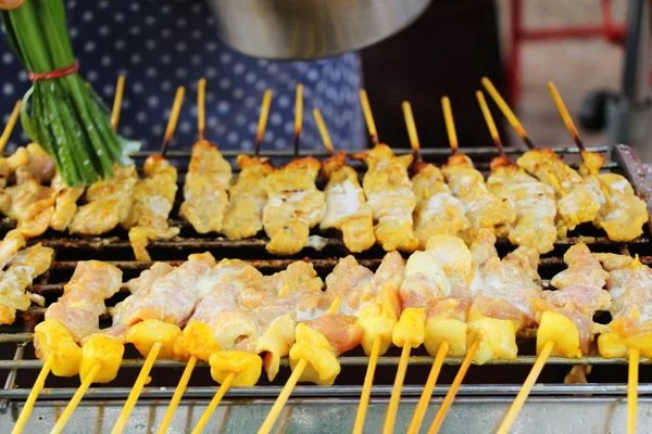 ストーブ、ストリート食品の焼き豚串焼 — ストック写真
