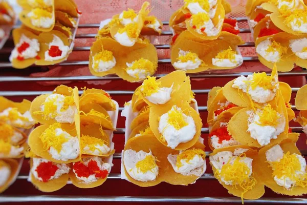 Gevrek gözleme sokak gıda lezzetlidir