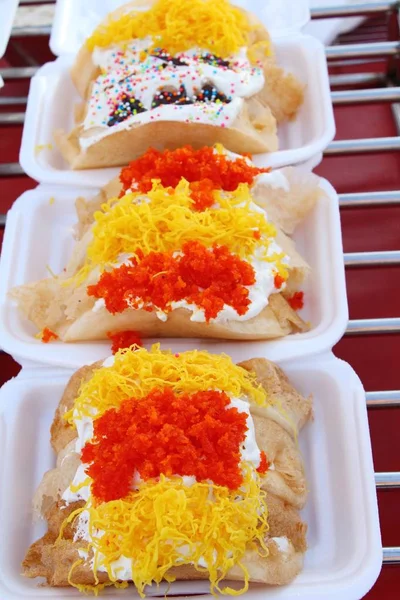 Gevrek gözleme sokak gıda lezzetlidir