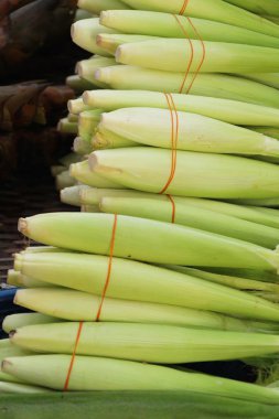 Belgili tanımlık çarşı içinde yemek pişirmek için taze Mısır