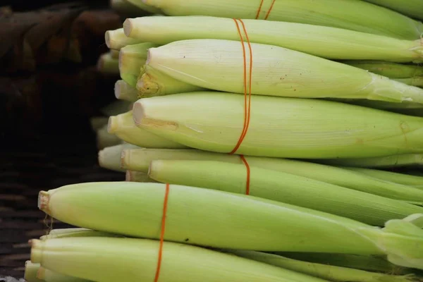 Frisches Mais zum Kochen auf dem Markt — Stockfoto