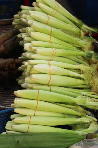 Belgili tanımlık çarşı içinde yemek pişirmek için taze Mısır