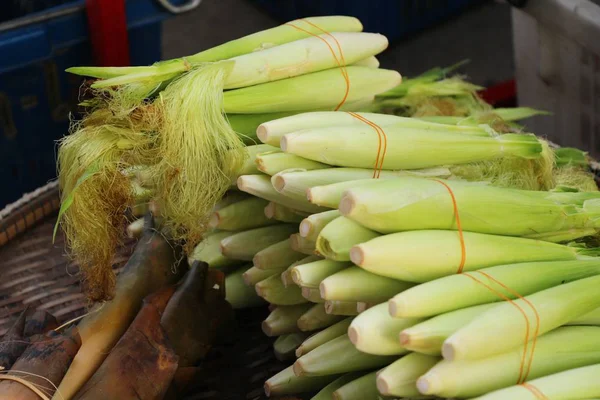 新鲜玉米市场的烹饪 — 图库照片