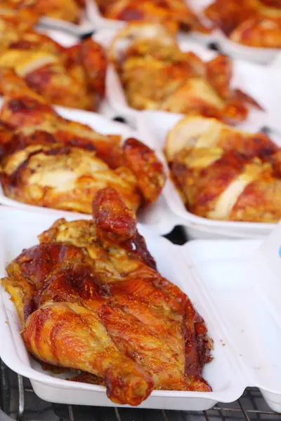 Ayam panggang sangat enak di pasaran. — Stok Foto
