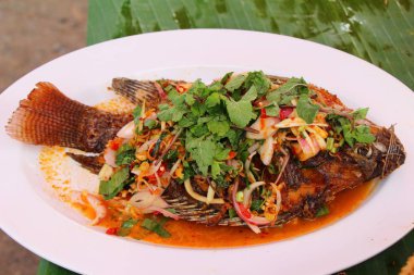 Fried snapper baharatlı karışımı sebze lezzetlidir