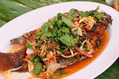 Fried snapper baharatlı karışımı sebze lezzetlidir