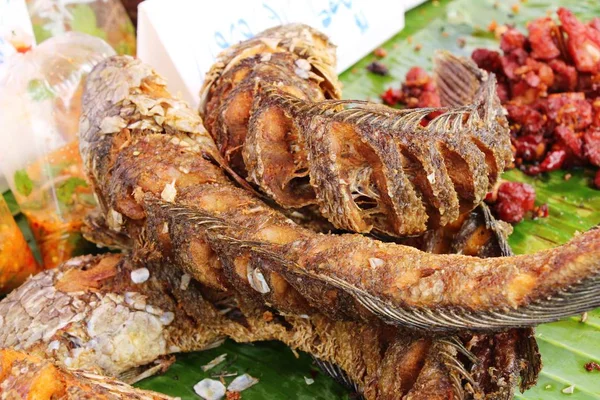 Fried snapper baharatlı karışımı sebze lezzetlidir