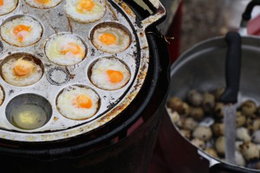Pan çukurlara kızarmış bıldırcın yumurtası