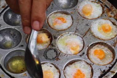 Pan çukurlara kızarmış bıldırcın yumurtası