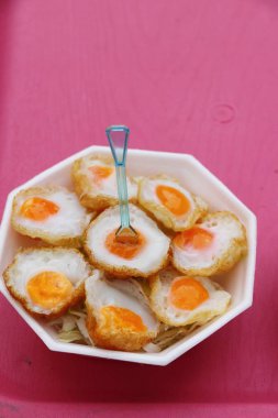 Bıldırcın yumurtası sokak gıda sos ile