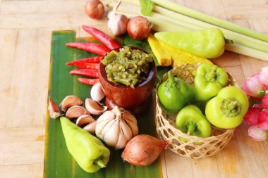 Nam Prik Num (Kuzey Tay biber daldırma yeşil) 