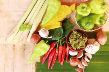 Nam Prik Num (Kuzey Tay biber daldırma yeşil) 