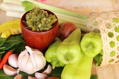 Nam Prik Num (Kuzey Tay biber daldırma yeşil) 