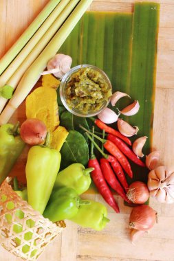 Nam Prik Num (Kuzey Tay biber daldırma yeşil) 