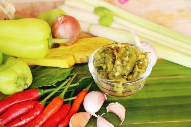 Nam Prik Num (Kuzey Tay biber daldırma yeşil) 