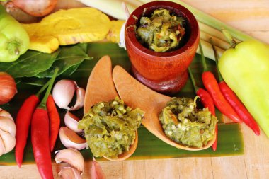 Nam Prik Num (Kuzey Tay biber daldırma yeşil) 