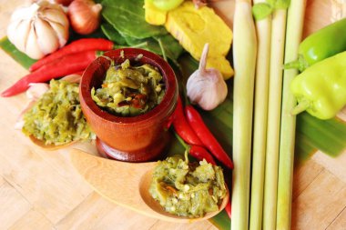 Nam Prik Num (Kuzey Tay biber daldırma yeşil) 