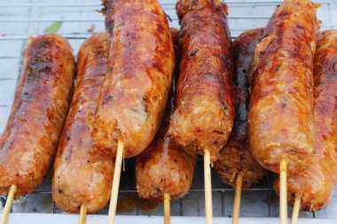 Izgara sosis Asya pazarında lezzetlidir