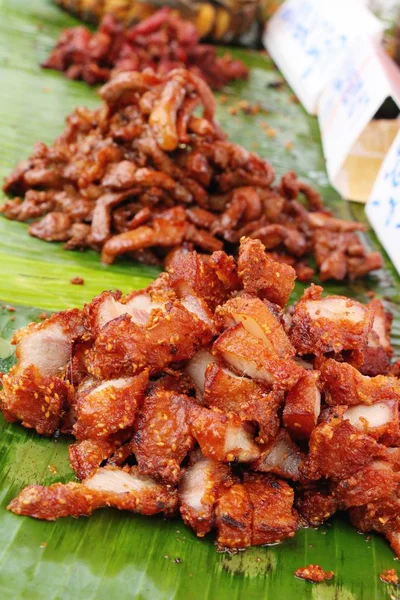 Sokak gıda Sarımsak soslu kızarmış domuz eti — Stok fotoğraf