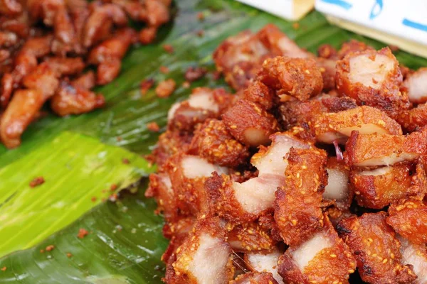 Жареная свинина с чесноком в уличной еде — стоковое фото