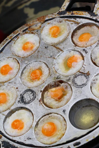 Huevos de codorniz a la parrilla en una olla — Foto de Stock