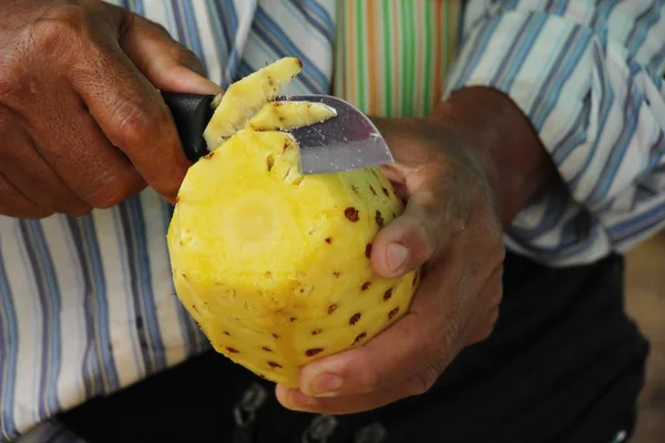 Pineapple peeled is delicious in street food — Stock Photo, Image