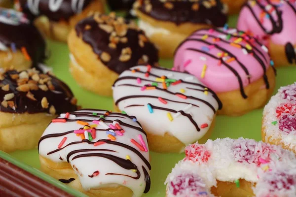 bir sürü donut ve çilek reçeli