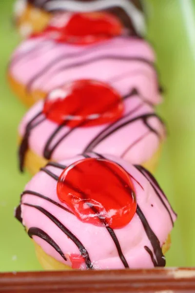 Un montón de donut y mermelada de fresa — Foto de Stock