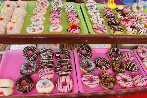 bir sürü donut ve çilek reçeli