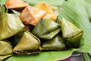 Dolma hamur piramit tatlı lezzetli (Kanom Tien var)