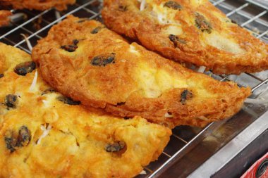 Kızarmış istiridye omlet ile gevrek nefis