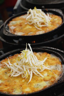 Kızarmış istiridye omlet ile gevrek nefis