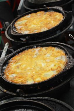 Kızarmış istiridye omlet ile gevrek nefis