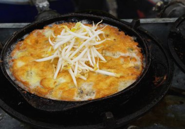 Kızarmış istiridye omlet ile gevrek nefis