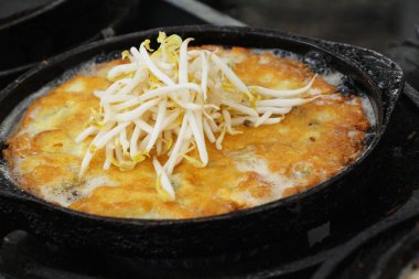 Kızarmış istiridye omlet ile gevrek nefis