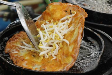 Kızarmış istiridye omlet ile gevrek nefis