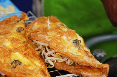 Kızarmış istiridye omlet ile gevrek nefis