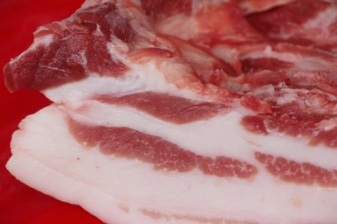 Sokak gıda yemek pişirmek için çiğ domuz eti